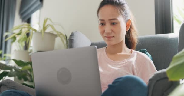 Fiatal Ázsiai Viselni Alkalmi Nyugodt Szárny Szék Használata Laptop Számítógép — Stock videók