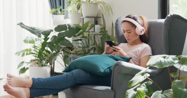 Mladá Asijská Žena Příležitostným Nošení Sluchátka Sedí Židli Použít Smartphone — Stock video