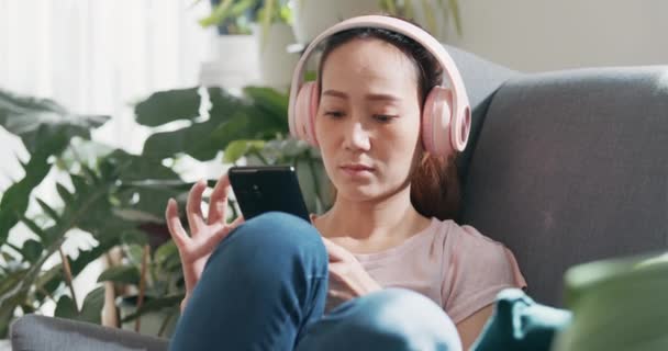 Close Mujer Asiática Joven Con Auriculares Casuales Sentarse Silla Ala — Vídeos de Stock