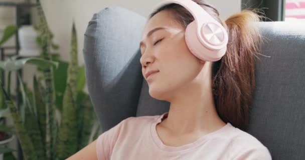 Κοντινό Πλάνο Νεαρή Ασιάτισσα Γυναίκα Casual Φορούν Ακουστικά Κάθονται Στην — Αρχείο Βίντεο