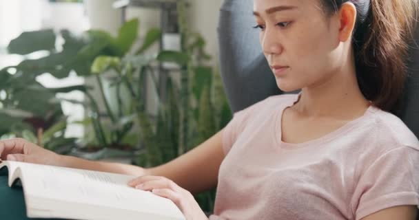 Mladá Asijská Univerzitní Žena Ležérní Sedět Židli Křídla Čtení Oblíbené — Stock video