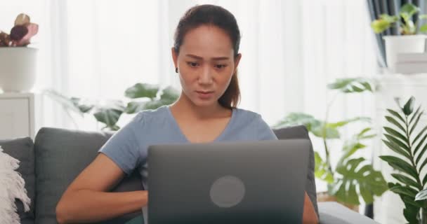 Fiatal Ázsiai Viselni Alkalmi Nyugodt Szárny Szék Használata Laptop Számítógép — Stock videók