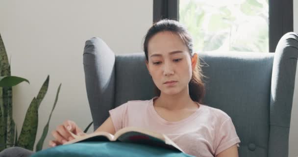 Young Asian University Woman Casual Sit Wing Chair Reading Favorite — Stock Video