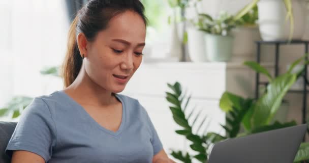 Close Jonge Aziatische Vrouw Draagt Casual Site Bank Gebruik Laptop — Stockvideo