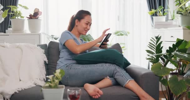 Fiatal Ázsiai Viselni Alkalmi Helyszínen Kanapén Használata Okostelefon Úgy Érzi — Stock videók