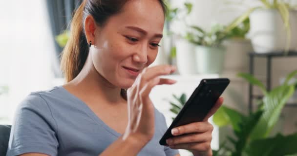 Close Jonge Aziatische Vrouw Dragen Casual Site Bank Gebruik Smartphone — Stockvideo