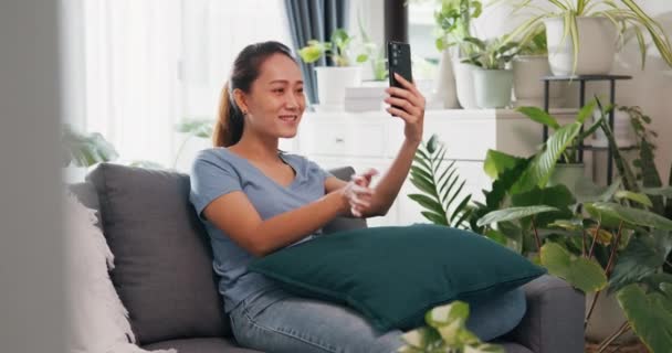 Mujer Asiática Joven Usar Sitio Informal Sofá Uso Teléfono Inteligente — Vídeo de stock