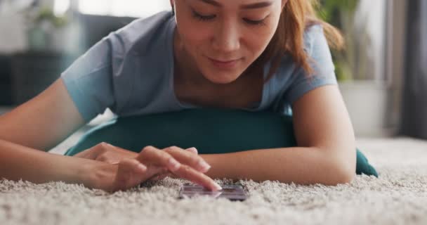 Close Joven Mujer Universitaria Asiática Feliz Con Informal Tumbarse Suelo — Vídeos de Stock