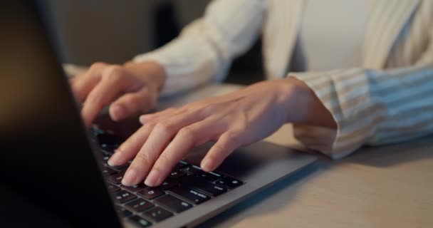 クローズアップ若いアジアのビジネスマンの女性は 自宅の夜に居心地の良いリビングルームの屋内で報告書の仕事をキーボードにノートパソコンのフォーカス指入力と机の正式な座面を着用してください 残業の概念 — ストック動画