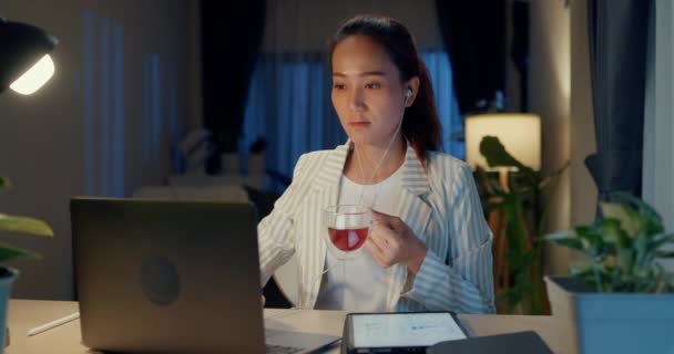 Genç Asyalı Kadını Dizüstü Bilgisayarlı Resmi Oturma Masasına Oturur Kulaklık — Stok video