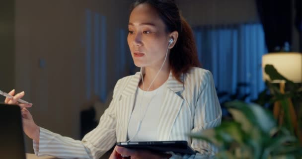 Jonge Asia Zakenvrouw Dragen Formele Zitten Achter Balie Met Laptop — Stockvideo