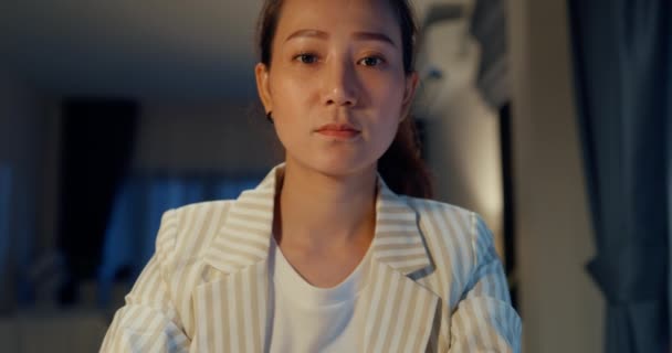 Tânăra Femeie Afaceri Asiatică Îmbrăcată Formal Fața Camerei Simte Obosită — Videoclip de stoc