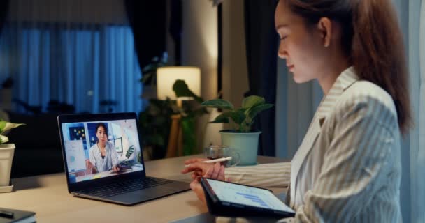 아시아 앉아서 스타일러스 Stylus 노트북 화면을 온라인으로 회의를 모습을 수있다 — 비디오