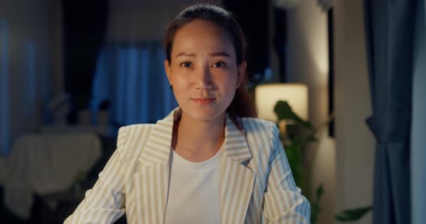 Ung Glad Asiatisk Forretningskvinde Bære Formel Sidde Foran Skrivebordet Med – Stock-video