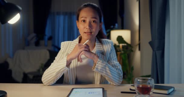 Jovem Mulher Negócios Asiática Feliz Usar Formal Sentar Frente Mesa — Vídeo de Stock