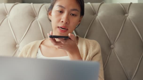 Close Asian Girl Laptopem Łóżku Używać Smartfona Dając Polecenia Głosowe — Wideo stockowe