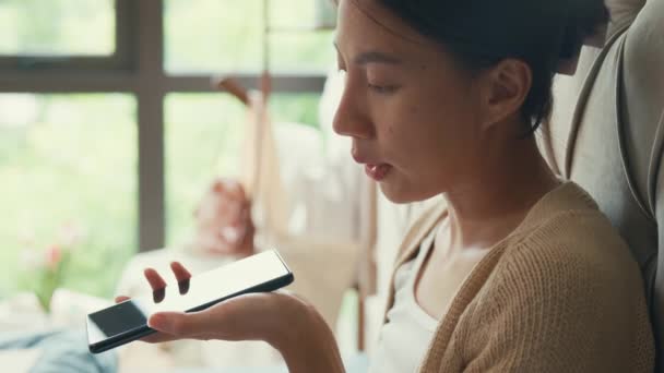 Närbild Asiatisk Flicka Med Bärbar Dator Sängen Använda Smartphone Ger — Stockvideo