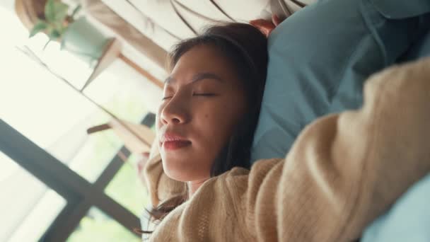 Zbliżenie Azjatki Białej Piżamie Śmietankowej Śpią Poduszce Budzą Się Śpiące — Wideo stockowe