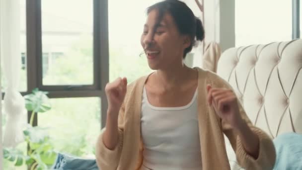 Asiatique Fille Porter Cardigan Pyjama Crème Blanche Sur Lit Confort — Video