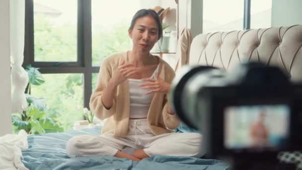 Glad Asiatisk Flicka Influencer Med Vit Grädde Pyjamas Inspelning Dela — Stockvideo