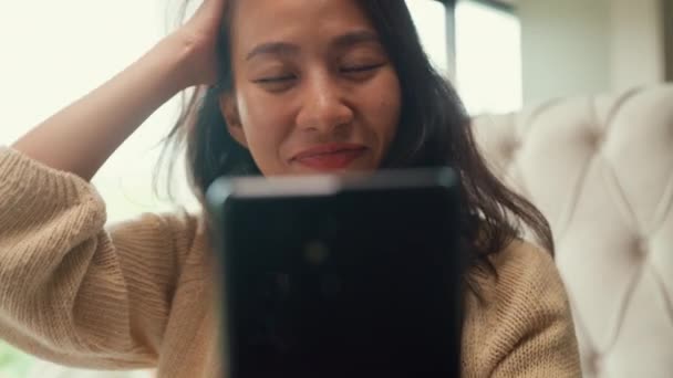 Close Menina Asiática Com Pijama Creme Branco Usar Smartphone Selfie — Vídeo de Stock