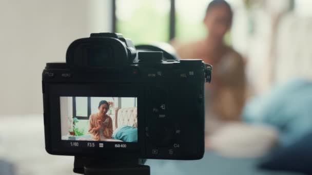 Câmera Close Gravando Influenciador Menina Asiática Com Pijama Creme Branco — Vídeo de Stock