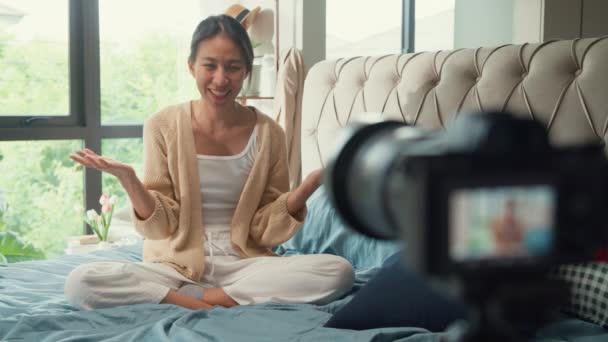 Happy Asian Girl Influencer Białą Piżamą Krem Nagrywania Dzielenia Się — Wideo stockowe