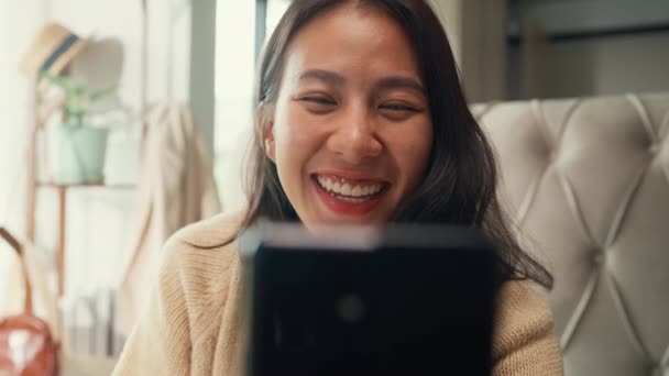 Fata Asiatică Aproape Pijamale Cremă Albă Folosește Smartphone Selfie Face — Videoclip de stoc
