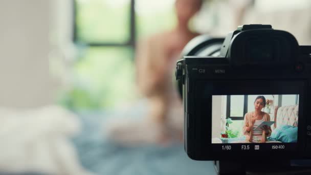 Beyaz Krem Pijamalı Mutlu Asyalı Kız Etkileyicisi Kamerada Sabah Rutinini — Stok video