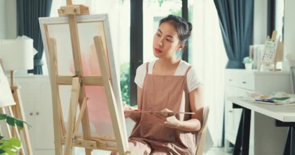 Šťastná Mládež Asie Žena Nosit Zástěru Držení Palety Barva Použít — Stock video