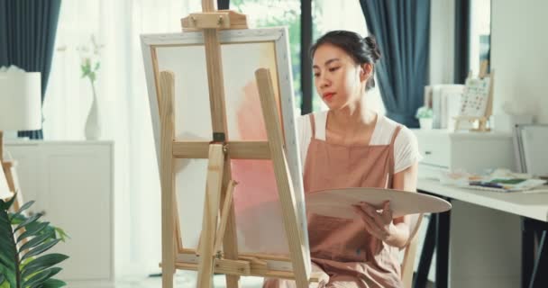 Glad Ungdom Asien Kvinna Bära Förkläde Hålla Palett Färg Använda — Stockvideo