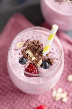 Taze iştah açıcı meyveli milkshake ve bardakta süt. Yakın çekim.