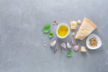 Masadaki küçük kasede pesto sosu. Yakın çekim. 