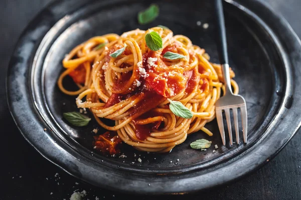 Espaguetis Pasta Con Salsa Tomate Queso Servido Plato — Foto de Stock