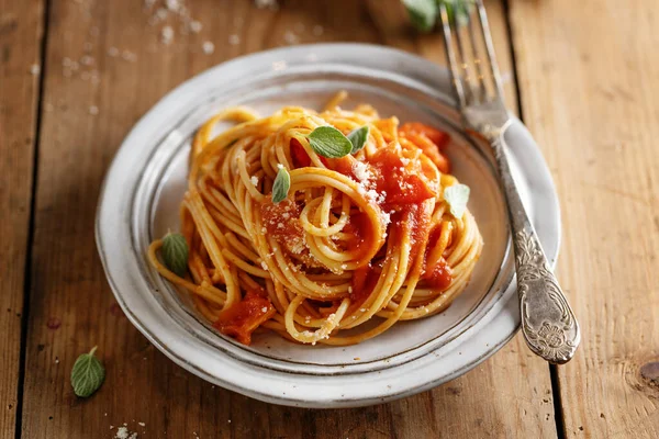 Espaguetis Pasta Con Salsa Tomate Queso Servido Plato — Foto de Stock