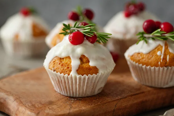 Christmas Muffins Cranberries Rosemary Served Wooden Board — Zdjęcie stockowe