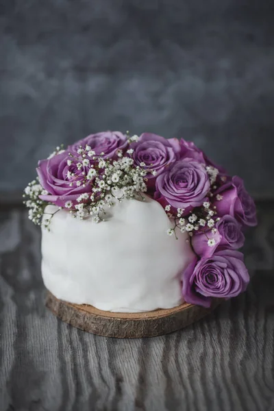 Rustic Wedding Cake Roses Deco Plate Closeup — Stockfoto