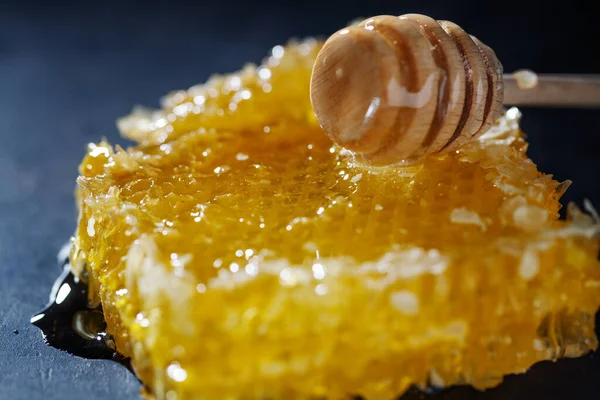 Honeycombs Fresh Honey Honey Spoon Dark Background Closeup — 스톡 사진