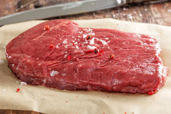 Fresh Meat Steak Old Wooden Board Dark Background Closeup — Fotografia de Stock