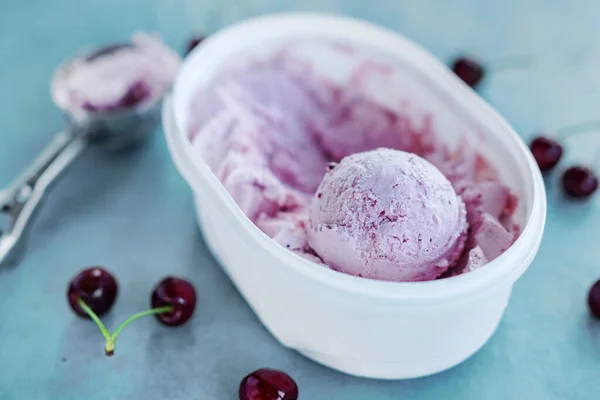 Leckeres Erfrischendes Eis Mit Kirsche Plastikbox Auf Hellem Hintergrund — Stockfoto