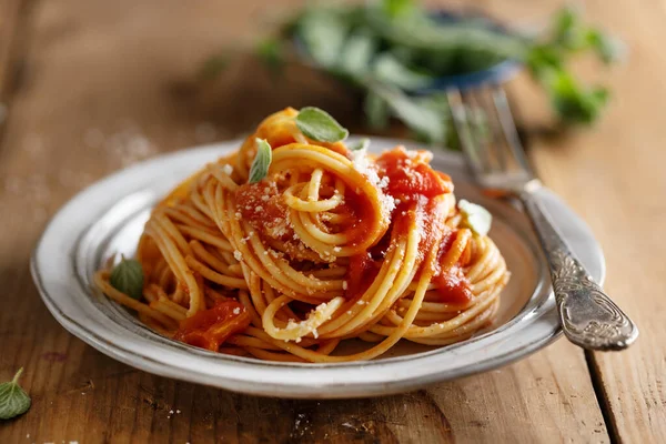 Espaguetis Pasta Con Salsa Tomate Queso Servido Plato — Foto de Stock