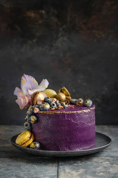 Tasty Appetizing Luxury Cake Violet Cream Blueberries Flowers Macarons Served — Stockfoto