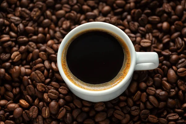 Smaklig Ångande Espresso Kopp Med Kaffebönor Närbild — Stockfoto