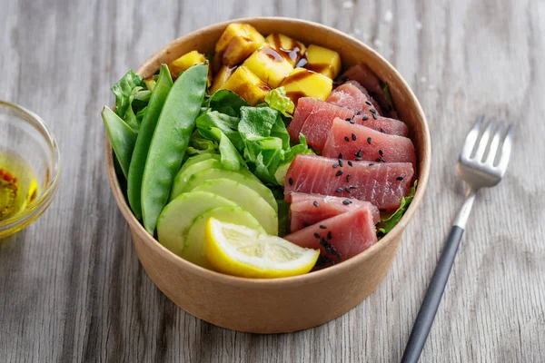 Healthy Raw Tuna Bowl Vegetables Served Paper Bowl Closeup —  Fotos de Stock