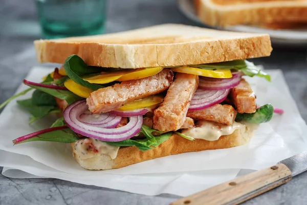 Appetizing Toast Chicken Chunks Salad Table — Foto Stock