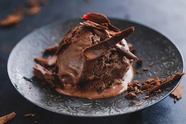 Sabroso Apetitoso Helado Chocolate Con Trozos Chocolate Plato Oscuro Sobre — Foto de Stock