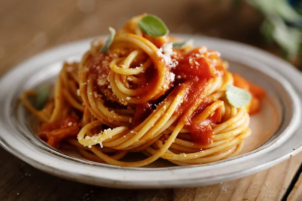 Espaguetis Pasta Con Salsa Tomate Queso Servido Plato — Foto de Stock