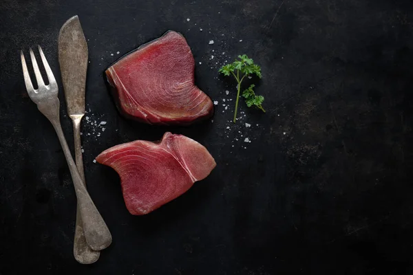 Raw Tuna Slices Salt Dark Background — Fotografia de Stock