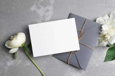 Fotokopi alanı ve gri üzerine beyaz şakayık çiçekleri olan zarf içeren tebrik ya da davet kartı modeliName