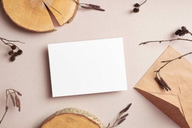 Davetiye ya da tebrik kartı el işi zarfı ve kuru ağaç dalları süslemeleri.